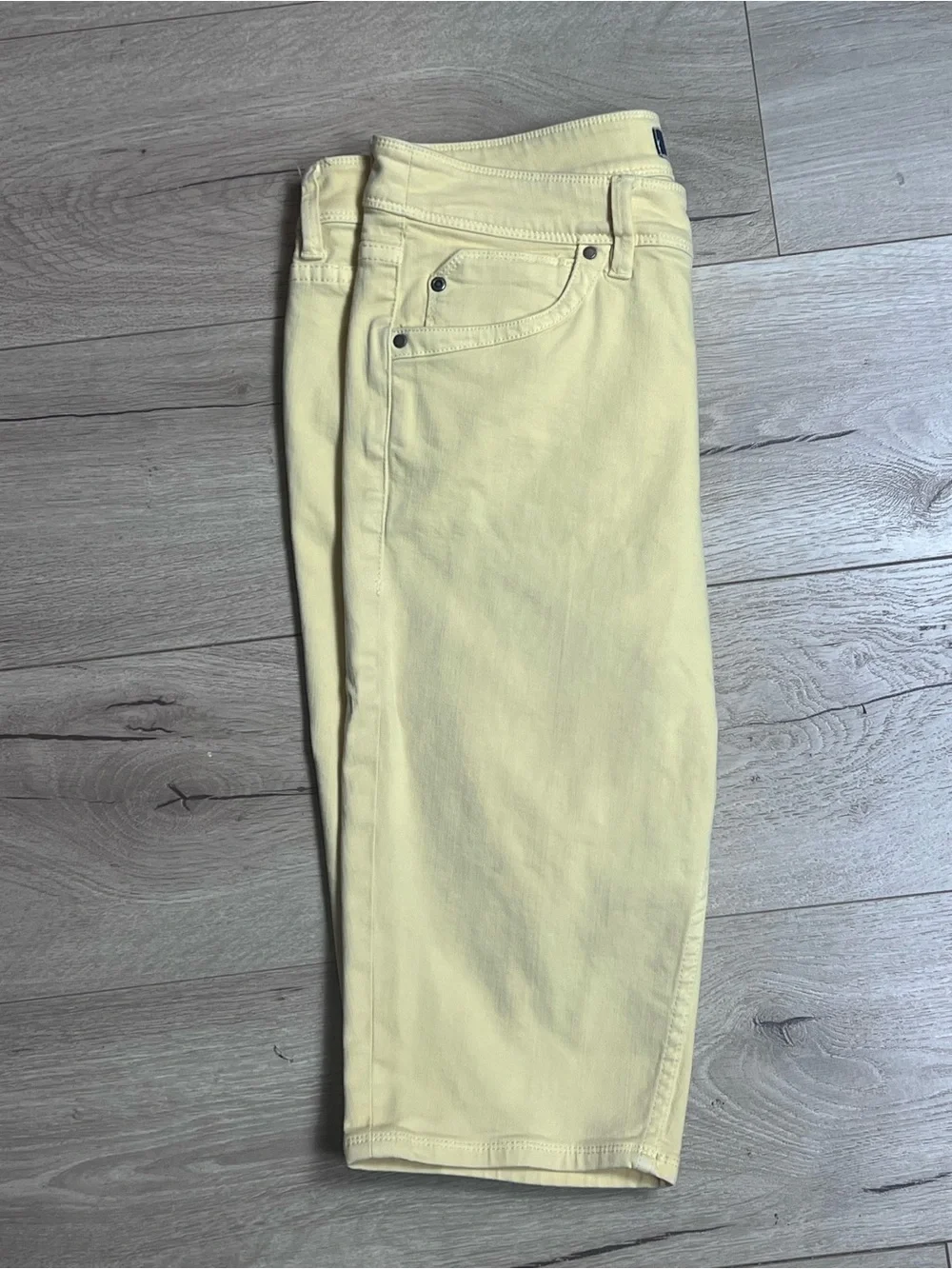 Tommy Bahama Denim Yellow Bermuda Shorts Women’s Size 12 Stretch